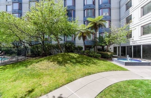 Rincon Hill Apartamento | Sunny San Francisco Studio with door attendant and amenities