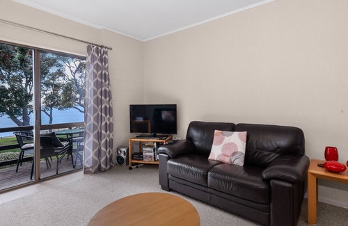 Snells Beach Casa | SUNNY SEA VIEWS - SNELLS BEACH HOLIDAY HOME in Snells Beach