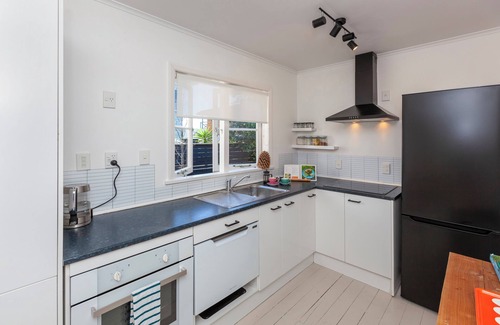 Paraparaumu Casa | Sunny Seaside Escape - Raumati South