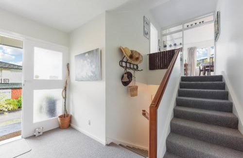 Picton Casa | Sunny Seaview House 5 minute walk to town