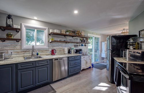 Lambton Shores Casa | Sunny Shores Retreat with HOT TUB! Minutes from Grand Bend beach!