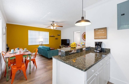 Sailboat Bend Condominio | Sunny Side Stay Condo- 2 bed 1 bath Near Riverwalk