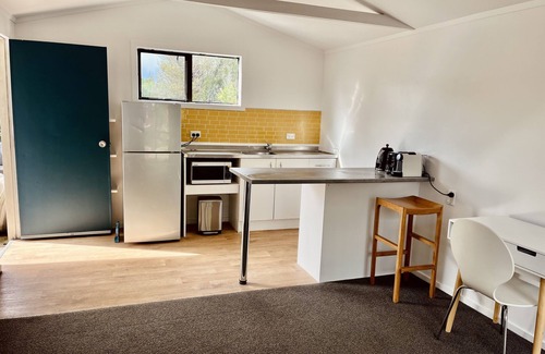 Waiheke Island Cabaña | Sunny & Spacious Palm Beach Studio - 15 min walk to Palm Beach