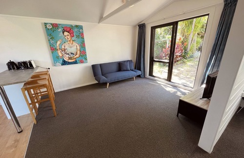 Waiheke Island Cabaña | Sunny & Spacious Palm Beach Studio - 15 min walk to Palm Beach