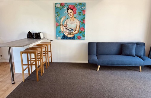 Waiheke Island Cabaña | Sunny & Spacious Palm Beach Studio - 15 min walk to Palm Beach