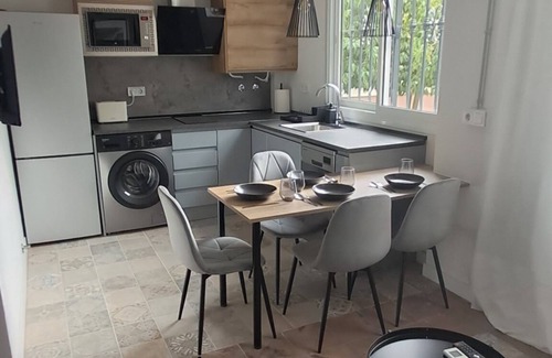 San Pablo A y B Apartamento | Sunny & stylish handmade home. WI-FI, a/c and free parking on the street.