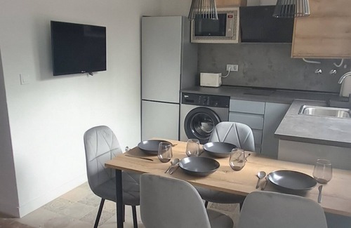 San Pablo A y B Apartamento | Sunny & stylish handmade home. WI-FI, a/c and free parking on the street.