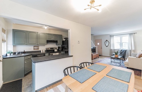 Roxborough-Manayunk Casa | Sunny & Stylish Manayunk Cottage