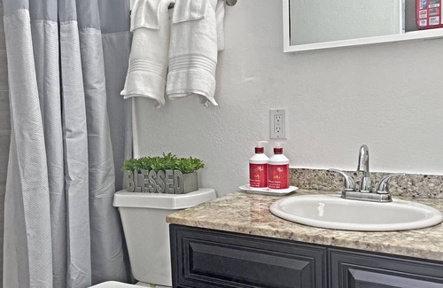Coral Heights Apartamento | Sunny Sweet Studio for 2 guests With free Parking/Wifi, close to the Beach!