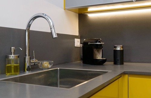 Tel Aviv City Center Apartamento | Tel Aviv Magic - 2-BR Stylish Home with Garden!