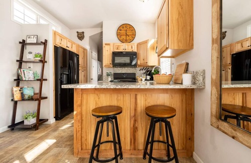 Woodland Park Casa | Sunny Tiny Haven | BBQ, Fresh Vibes & Peak Views