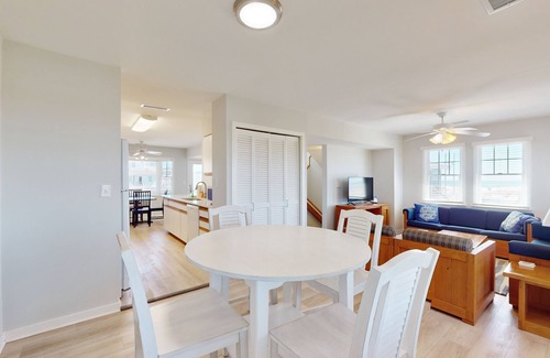 Buxton Casa | Sunny townhouse w/ ocean view, private W/D, central AC, and pool access