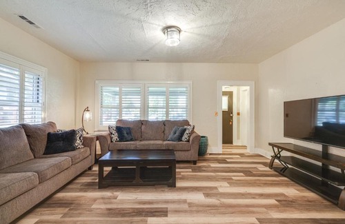 Turlock Casa | Sunny Turlock Cottage Walk to Downtown!