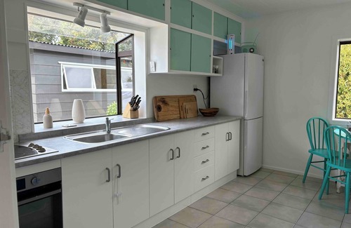 Blackpool Casa | Sunny Waiheke Home near 3 beaches and Oneroa Village
