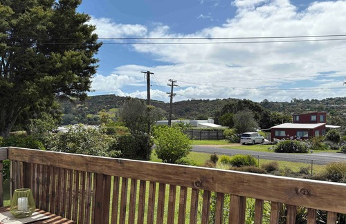 Blackpool Casa | Sunny Waiheke Home near 3 beaches and Oneroa Village