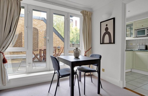 Bishop's Apartamento | Sunny Waterloo Studio w/ Doorman, nr Waterloo Station, by Blueground
