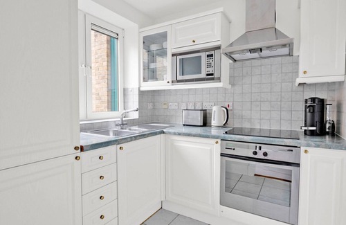 Bishop's Apartamento | Sunny Waterloo Studio w/ Doorman, nr Waterloo Station, by Blueground