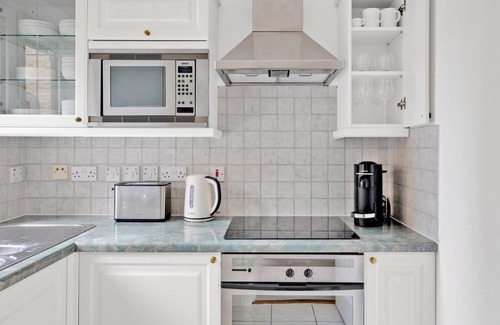 Bishop's Apartamento | Sunny Waterloo Studio w/ Doorman, nr Waterloo Station, by Blueground