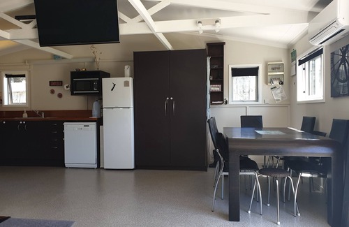 Waitarere Beach Casa | Sunny, bien equipado para que disfrutes. A solo unos minutos a pie de la playa.