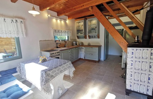Petrov Chalet De Esquí | Sunny wooden house on creek, 30 minutes Prague