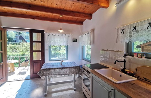 Petrov Chalet De Esquí | Sunny wooden house on creek, 30 minutes Prague