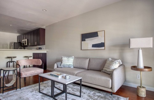 Woodland Hills Apartamento | Sunny Woodland Hills 1BR w/ Pool & Gym, nr Warner Center, by Blueground