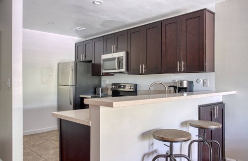 Woodland Hills Apartamento | Sunny Woodland Hills 1BR w/ Pool & Gym, nr Warner Center, by Blueground