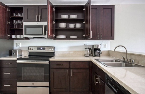 Woodland Hills Apartamento | Sunny Woodland Hills 1BR w/ Pool & Gym, nr Warner Center, by Blueground