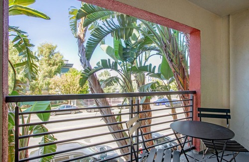 Woodland Hills Apartamento | Sunny Woodland Hills 1BR w/ Pool & Gym, nr Warner Center, by Blueground