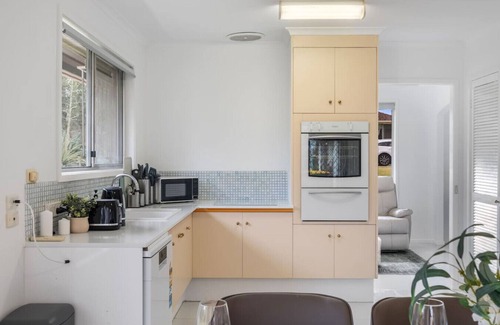 Sunnybank Casa | Sunnybank Dual Stay: 4BR Home + Studio, Sleeps 12
