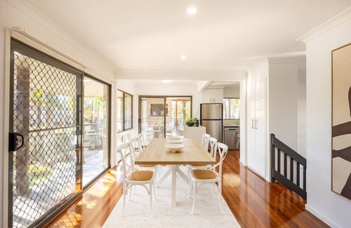 Sunnybank Apartamento | Sunnybank Family 4BR Home | Walk to Plaza & Dining