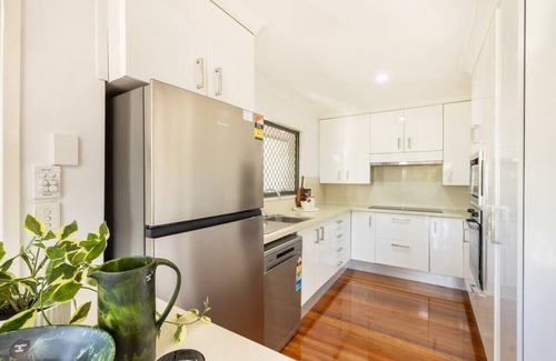 Sunnybank Apartamento | Sunnybank Family 4BR Home | Walk to Plaza & Dining