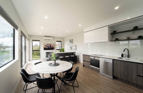 Sunnyhills Casa | Sunnyhills Viewside Town House | Wi-Fi & Netflix