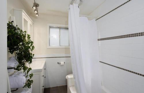 Sunnyside Apartamento | Sunnyside 3 bdrm Trendy Kensington AC Garage