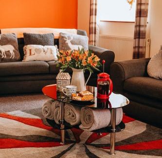 Brecon Casa | Sunnyside farmstay & hottub near Brecon Beacons sleeps 8