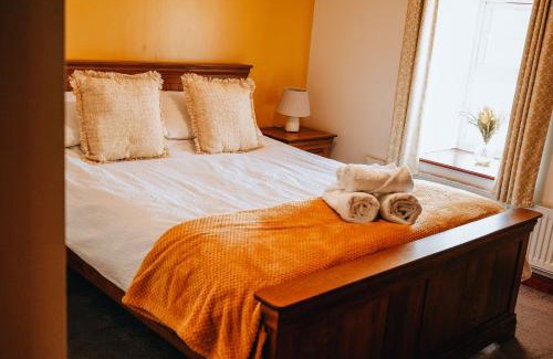 Brecon Casa | Sunnyside farmstay & hottub near Brecon Beacons sleeps 8