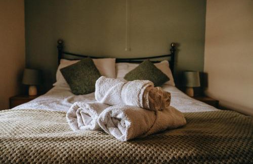 Brecon Casa | Sunnyside farmstay & hottub near Brecon Beacons sleeps 8
