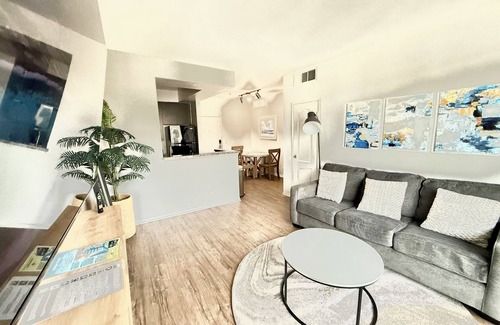Marina del Rey Apartamento | Sunnyside Up! Gorgeous Pool View with Balcony