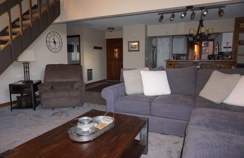 Mammoth Lakes Condominio | Sunrise 1- Condominio hermosamente remodelado con vistas a la montaña, cerca del campo de golf y servicio de traslado de línea roja gratis