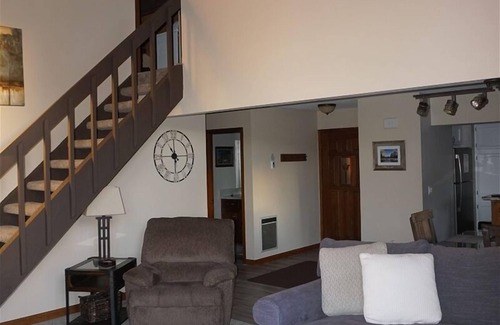 Mammoth Lakes Condominio | Sunrise 1- Condominio hermosamente remodelado con vistas a la montaña, cerca del campo de golf y servicio de traslado de línea roja gratis