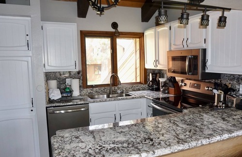Mammoth Lakes Condominio | Sunrise 1- Condominio hermosamente remodelado con vistas a la montaña, cerca del campo de golf y servicio de traslado de línea roja gratis