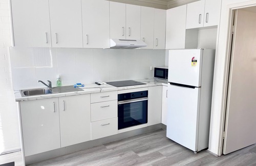 Surfers Paradise Apartamento | Sunrise Apt 3 · Bright 1BR · Upstairs · Pool View