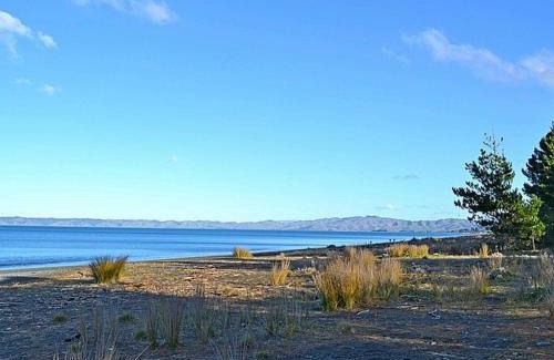 Rarangi Casa | Sunrise Beach House - Rarangi Holiday House