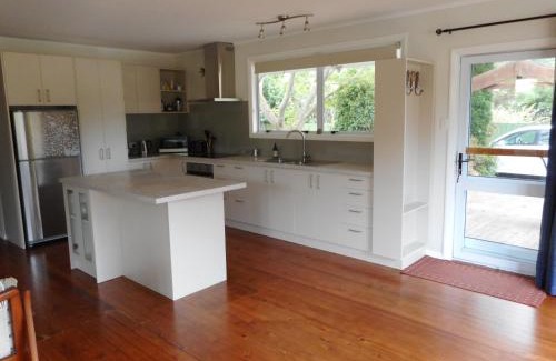 Rarangi Casa | Sunrise Beach House - Rarangi Holiday House