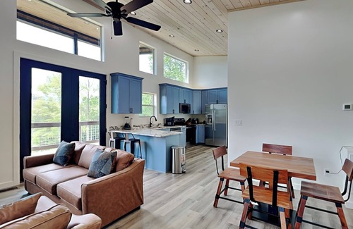 Gatlinburg - Pigeon Forge Cabina | Sunrise in the Cove | Modern, Pet-Friendly w. Indoor Pool