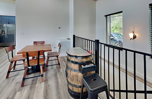 Gatlinburg - Pigeon Forge Cabina | Sunrise in the Cove | Modern, Pet-Friendly w. Indoor Pool