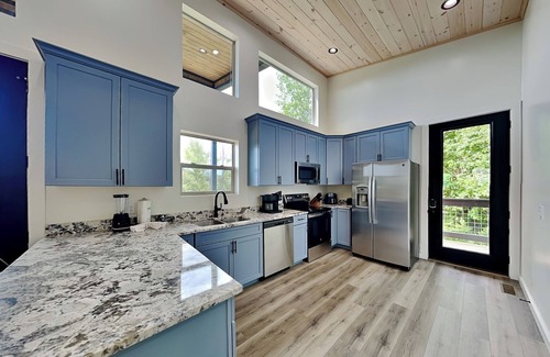 Gatlinburg - Pigeon Forge Cabina | Sunrise in the Cove | Modern, Pet-Friendly w. Indoor Pool