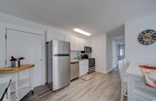 Bid-a-wee Beach Cabina | SUNRISE ON MILLCOLE-Newly Renovated 2/2 one block to beach