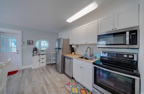 Bid-a-wee Beach Cabina | SUNRISE ON MILLCOLE-Newly Renovated 2/2 one block to beach