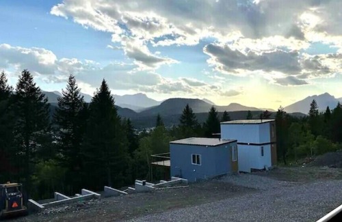 Blairmore Cabina | Sunrise Pines: a tiny escape to rest, relax and recharge.